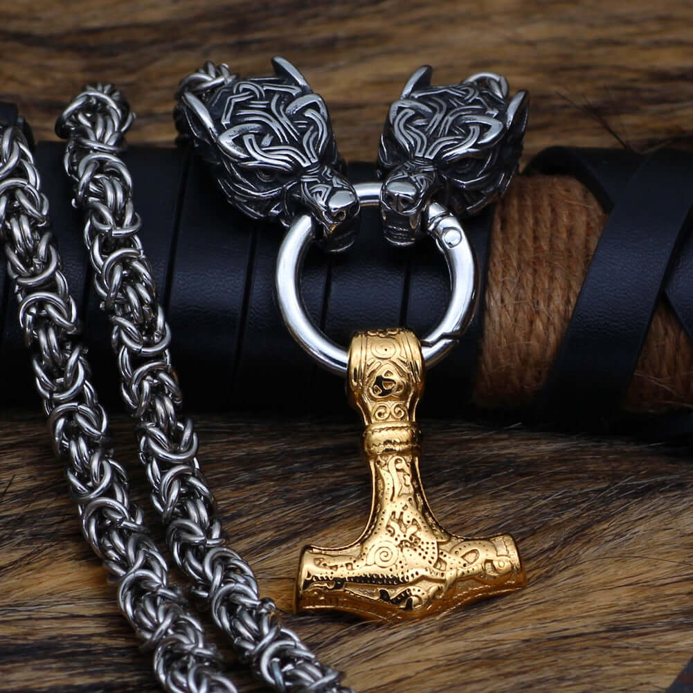 Schwarze geflochtene Königskette mit zwei Wolfsköpfen und goldenem Mjolnir-Anhänger