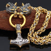 Goldbesetzte Königskette mit zwei Wolfsköpfen, die einen Mjolnir-Anhänger halten