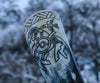 Geschnitztes Trinkhorn mit einem Wikingerkrieger