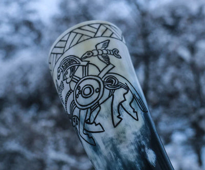 Geschnitztes Trinkhorn mit einem Wikingerkrieger