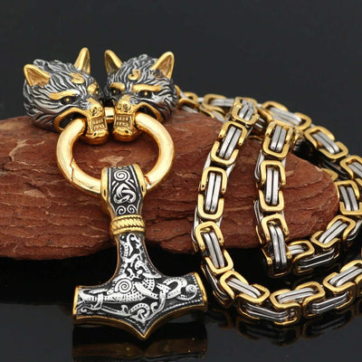 Goldbesetzte Königskette mit zwei Wolfsköpfen, die einen Mjolnir-Anhänger halten