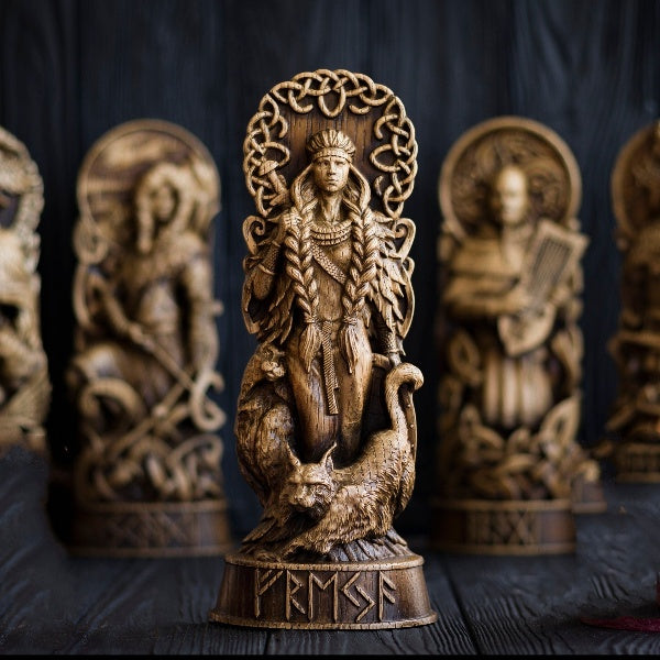 Freyja Nordische Göttin, Holzschnitzerei Skulptur