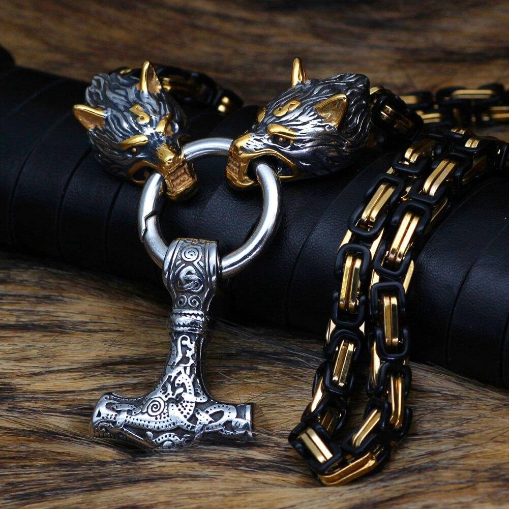 Gold und schwarz verzierte Königskette mit Wölfen und Mjolnir-Anhänger